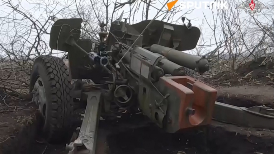 Pháo chống tăng MT-12 của Nga nhả đạn vào mục tiêu ở Ukraine